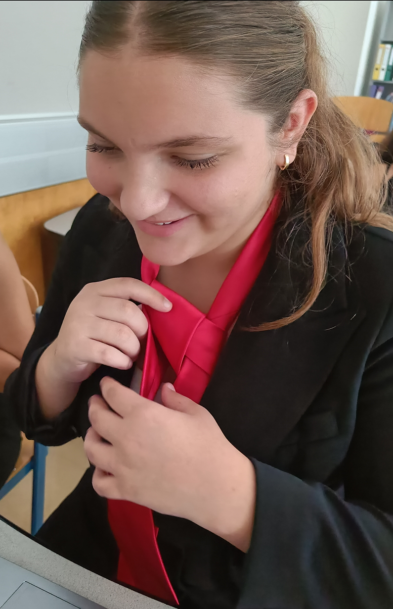 Schüler:innen beim Krawatte binden