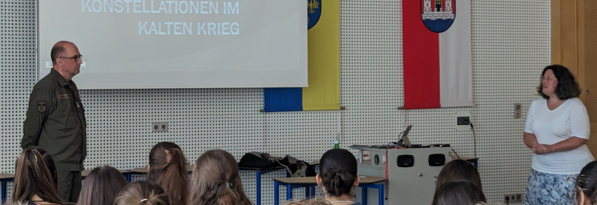 Schülerinnen und Schüler der 4. Klassen beim Vortrag des Leiters des ABC-Abwehrzentrums Korneuburg