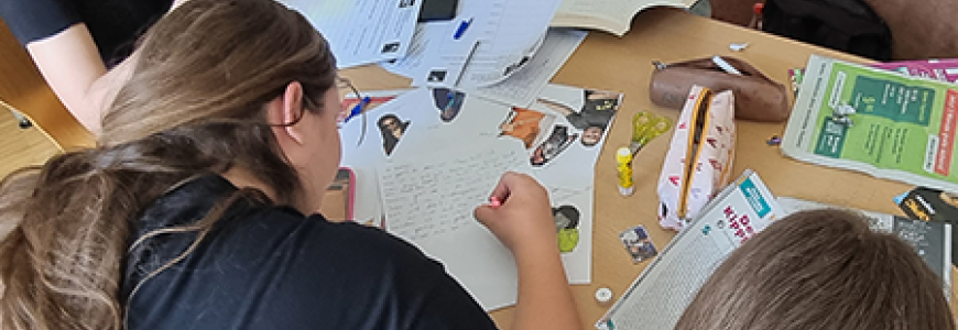 Schülerinnen und Schüler der 1BK in der Bibliothek