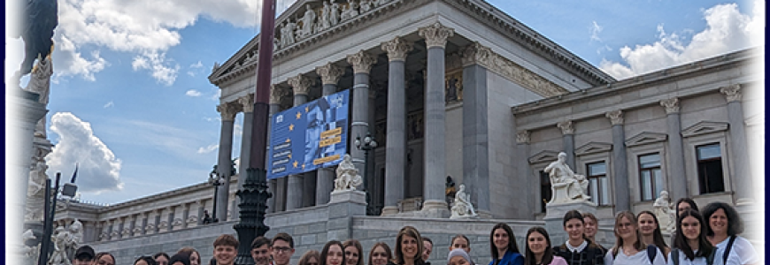 Demokratiewerkstatt - Schülerinnen und Schüler des 2. bis 5. Jahrgangs im Parlament