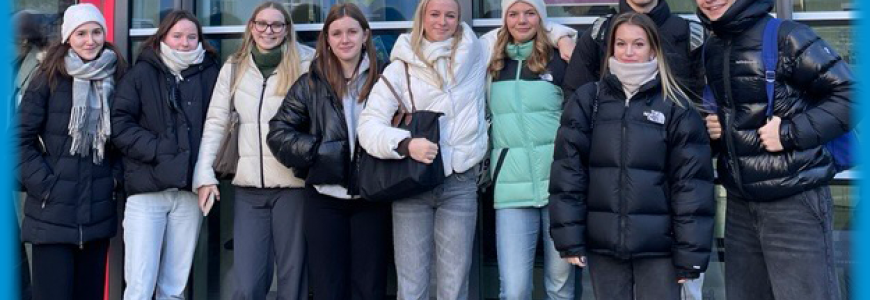 Am Bild von links nach rechts: Alina Schübl, Milijana Stanivukovic , Anna Taurer, Sarah Patonai, Emma Klug, Theresa Sequens, Sebastian Wetsch, Kimberly Wagner, Oliver Schnaur