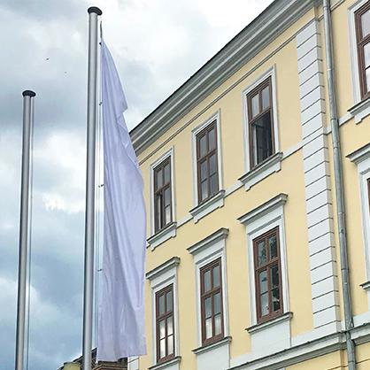 Weiße Fahne an der BHAK Korneuburg