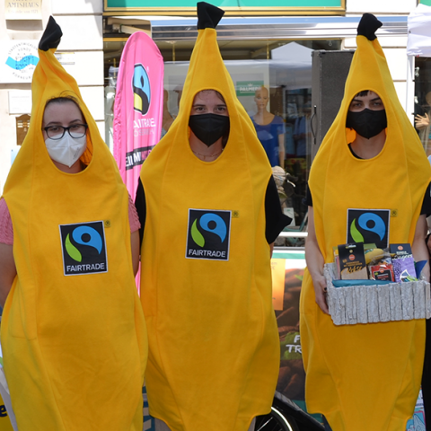SchülerInnen als Fairtrade-Banananen verkleidet