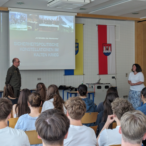 Schülerinnen und Schüler der 4. Klassen beim Vortrag des Leiters des ABC-Abwehrzentrums Korneuburg